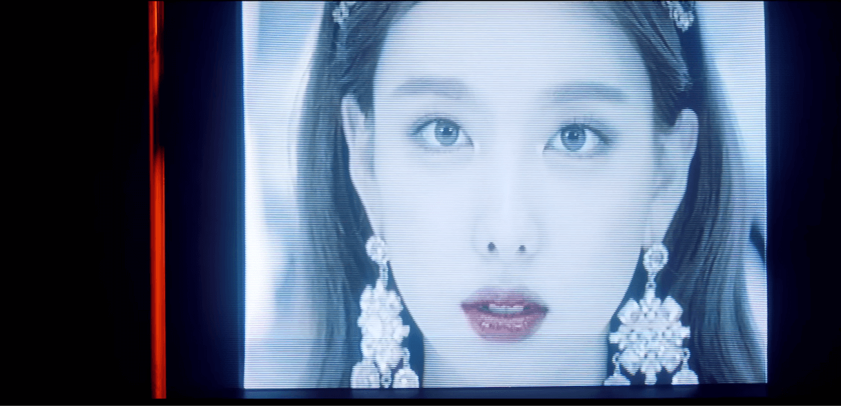 Nayeon đang nhìn một ai đó. Nayeon đang nhìn một ai đó.
