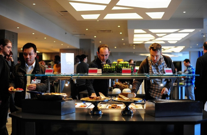 Cũng vì điều này, Google đã chọn cách biến khu bếp nội bộ của hãng thành một tụ điểm nhà hàng công khai và phục vụ cho cả người dân xung quanh.