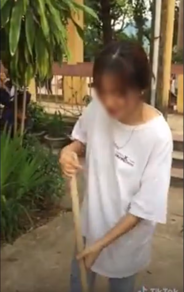 Quyên nói “đang đốt trường” khiến cộng đồng mạng có phần bất ngờ.