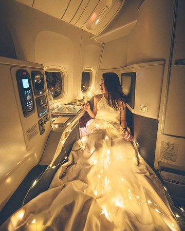 Bức ảnh trên máy bay của Harimao, bị dân mạng chê là “dàn cảnh quá mức”.