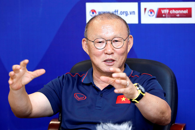 HLV Park Hang-seo thẳng thắn trả lời nhiều vấn đề “nóng” của bóng đá VN. Ảnh: Minh Tú.