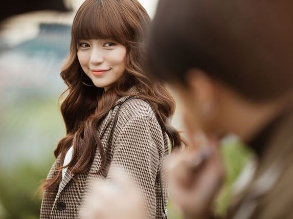 Young Ju chính là cô nàng nữ chính trong Những Kẻ Mộng Mơ.