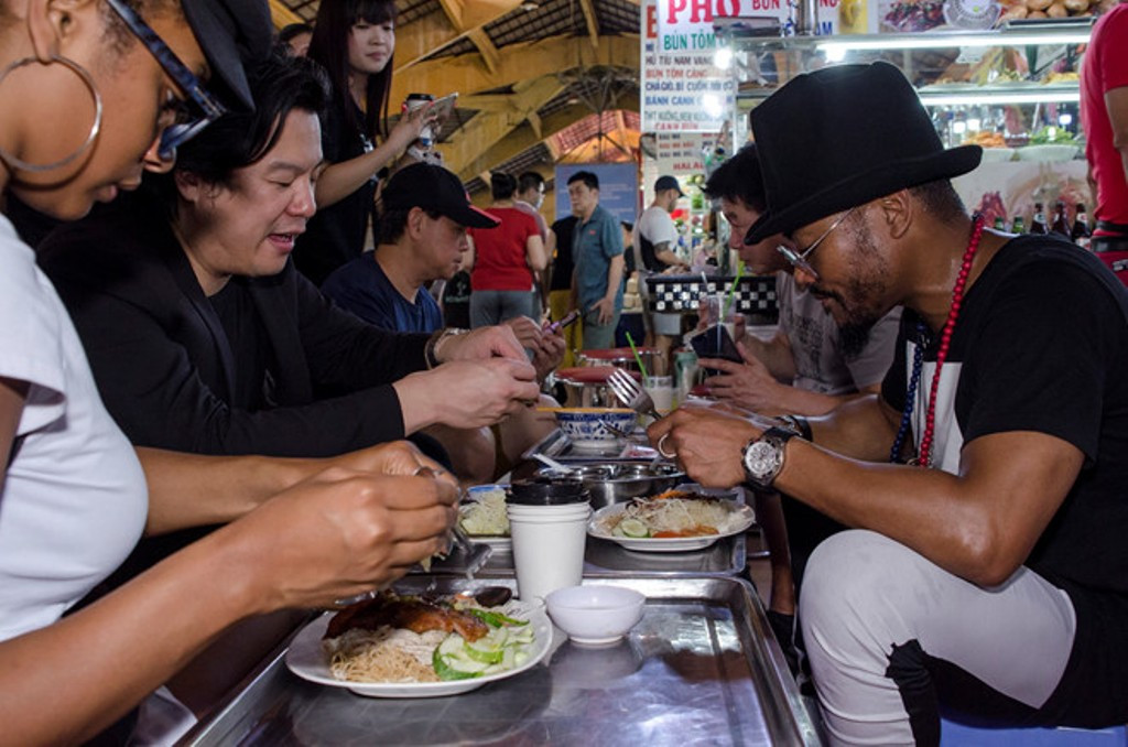 Cùng thưởng thức món ăn bình dân với các nghệ sỹ khác.