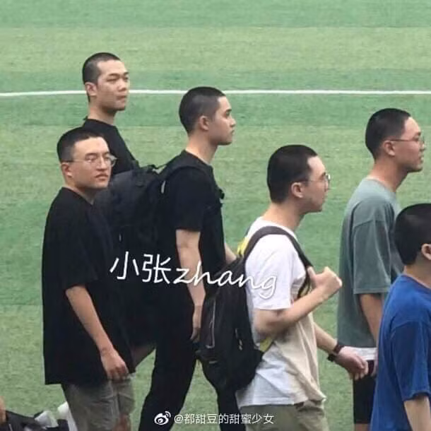 Một số hình ảnh của D.O. trong buổi nhập ngũ.