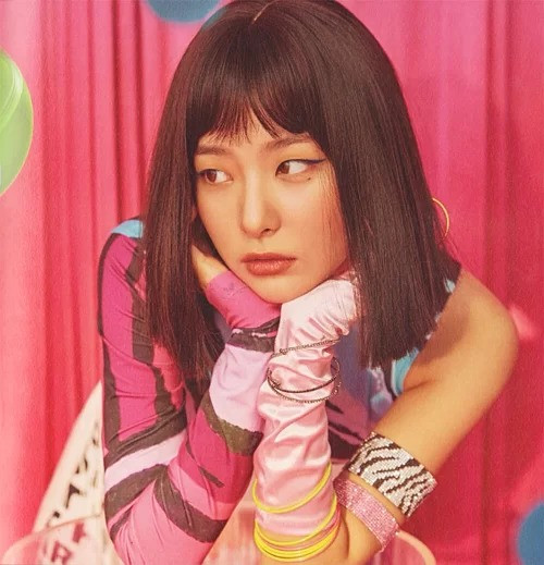 Trong poster teaser MV Zimzalabim, nữ idol 9X được khen nhờ mái tóc ngắn ngang vai đầy cá tính.