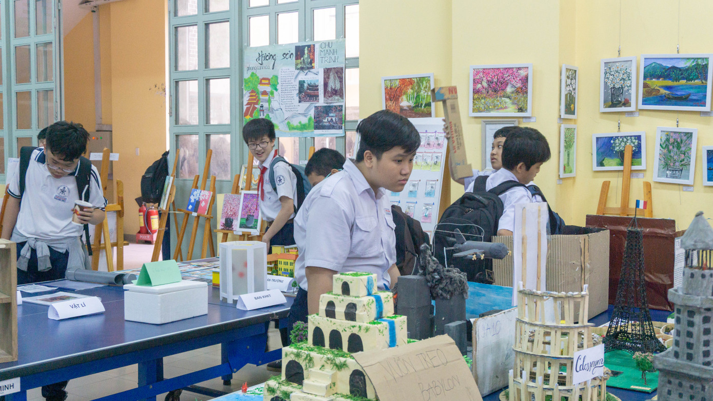 "Phòng triển lãm cộp mác trường tui" thu hút teen.