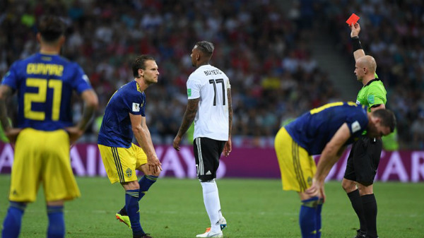 Boateng phải rời sân do nhận 2 thẻ vàng liên tiếp. Ảnh FIFA.