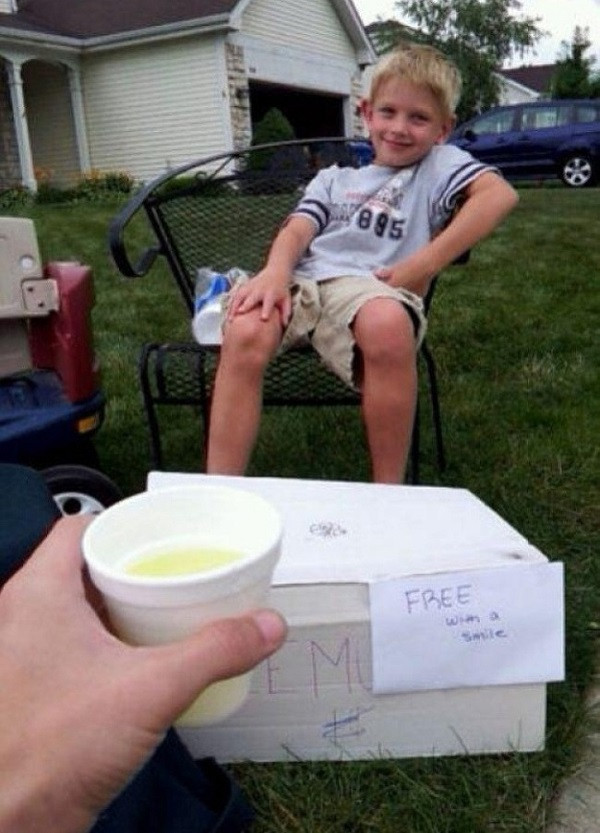 Cậu bé này đang cung cấp nước chanh miễn phí cho người đi đường vào một ngày nắng nóng - TheSecondJesusChrist/imgur.