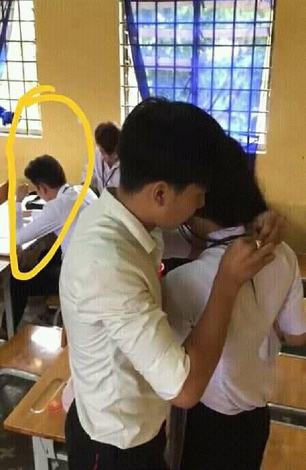 Chàng trai “mặc kệ cả thế giới” bỗng dưng thành tâm điểm.