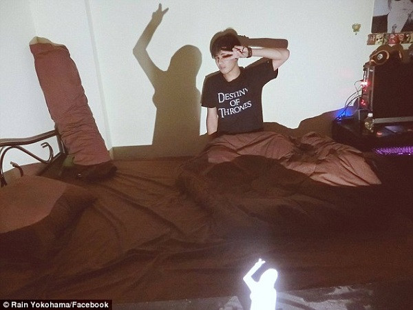 Làm một bức hình với người ấy trước khi đi ngủ nào. Ảnh: Rain Yokohama