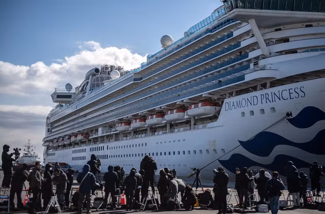 Du thuyền Diamond Princess chở hơn 3.000 người neo đậu tại cảng Nhật Bản. Ảnh: AFP.