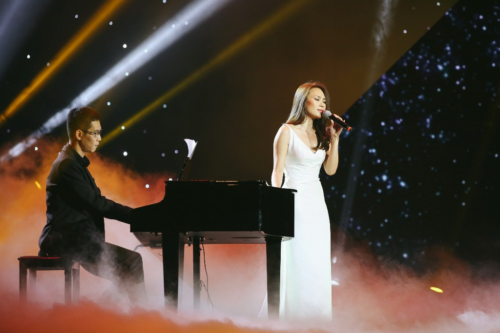 Cùng với phần đệm đàn của nhạc sĩ Hoài Sa, nữ ca sĩ đã mang lại cho người nghe nhiều cảm xúc với phần trình diễn live đầy nội lực.