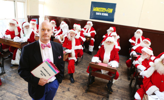 Thầy hiệu trưởng James Lovell tại lớp học đào tạo ông già Noel.