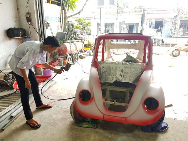 Cường đang trang trí chiếc xe của mình sau nhiều tháng miệt mài lắp ráp.