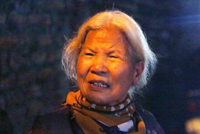 Bà Cương mắt đỏ hoe kể lại sự việc. (Ảnh: HOÀNG HÀ)