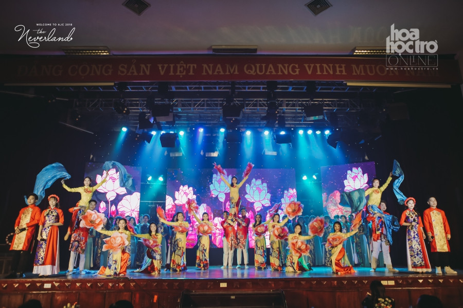 Mở đầu đêm nhạc là tiết mục hợp xướng “Rực rỡ Việt Nam” được dàn dựng hoành tráng bởi đội Múa và Hát của đội Văn nghệ Xung kích khiến các bạn tân sinh viên không khỏi choáng ngợp.