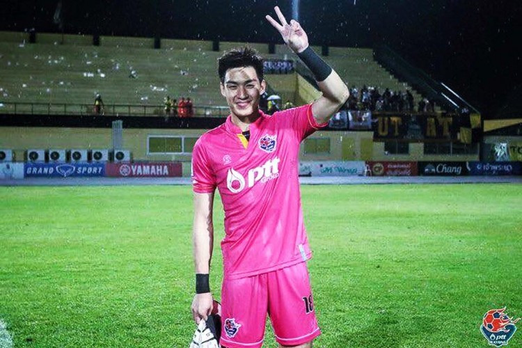 Anh chàng cùng bộ đồng phục thể thao sặc sỡ trêu chọc hàng loạt fan.