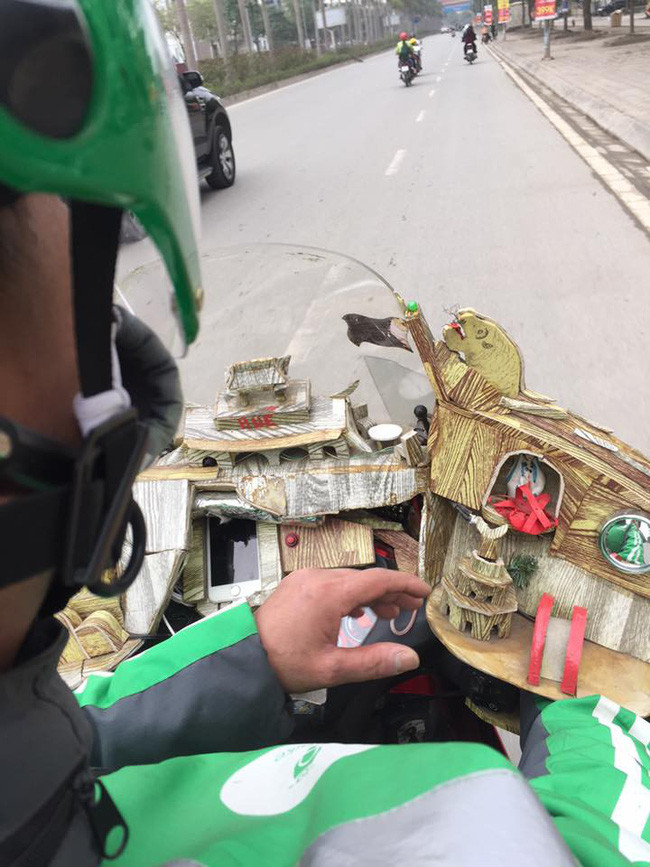 Anh chàng “chơi trội” may cả túi đựng kẹo sau lưng áo.