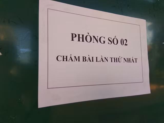 Đối với môn tự luận Ngữ văn, công tác chấm thi phải được thực hiện 2 vòng riêng biệt; vòng 1 sẽ thực hiện trên phiếu chấm, vòng 2 chấm trên bài thi.
