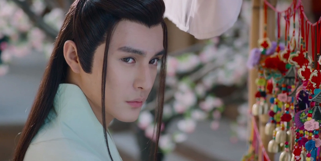 Phác Xích Quân cũng có mặt chốn nhân gian theo lệnh mẹ nuôi ám sát Húc Phượng.