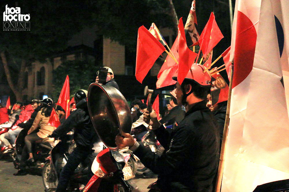 Cổ động viên với tạo hình đặc biệt và mang theo dụng cụ thú vị xuống đường để chúc mừng chiến thắng