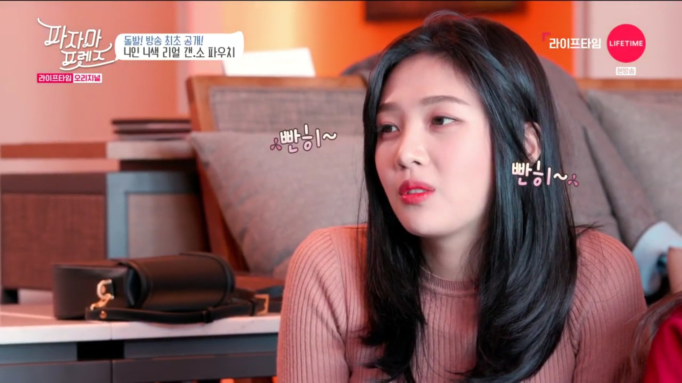 Vâng! Đây chính là ánh mắt của một fangirl chính hiệu đang nhìn thần tượng của mình.