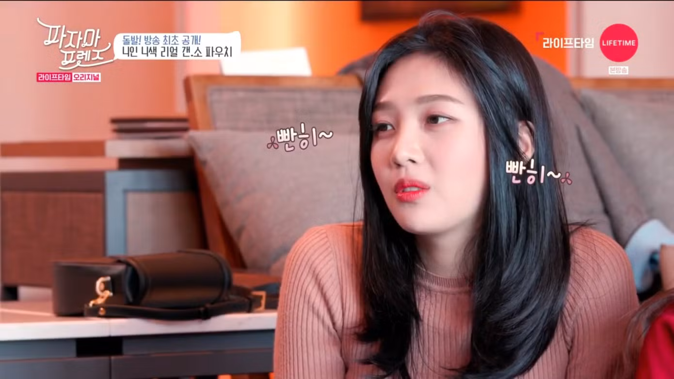 Vâng! Đây chính là ánh mắt của một fangirl chính hiệu đang nhìn thần tượng của mình.