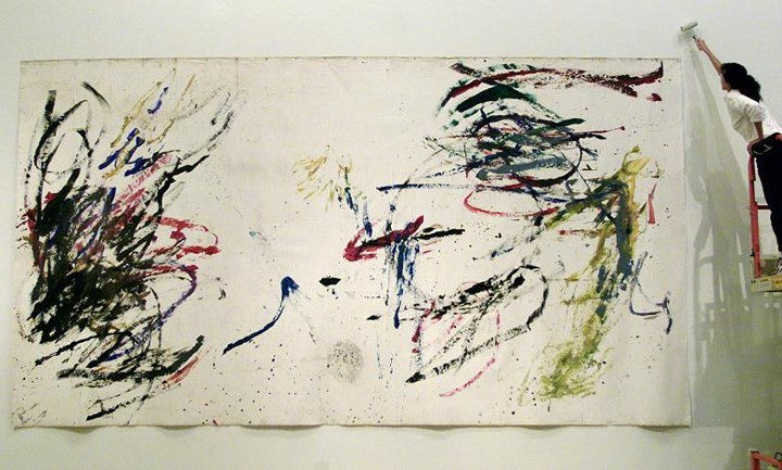 Một phụ nữ đang làm việc tại triển lãm các tác phẩm của voi với chủ đề "Khi các chú voi vẽ" ở Bảo tàng Nghệ thuật Contemporary, Sydney, Australia./.