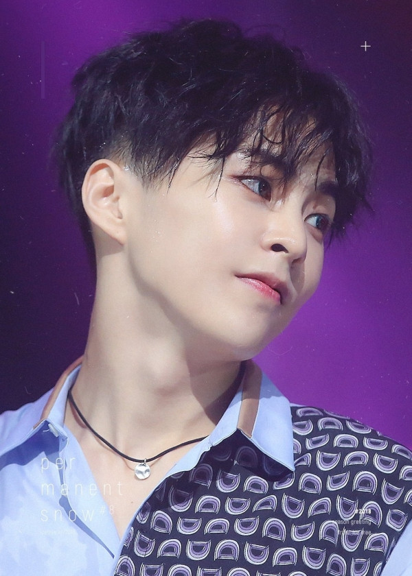 Xiumin (EXO) năm nay 28 tuổi, là thành viên lớn tuổi nhất nhóm nhưng lại có gương mặt trẻ con nhất so với các chàng trai còn lại.