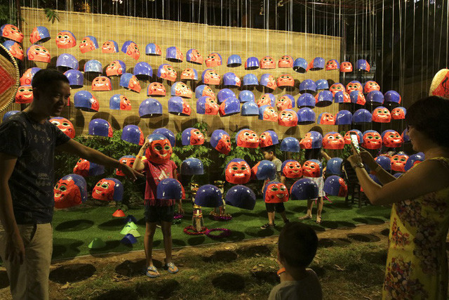 Trưng bày mặt nạ giấy truyền thống.