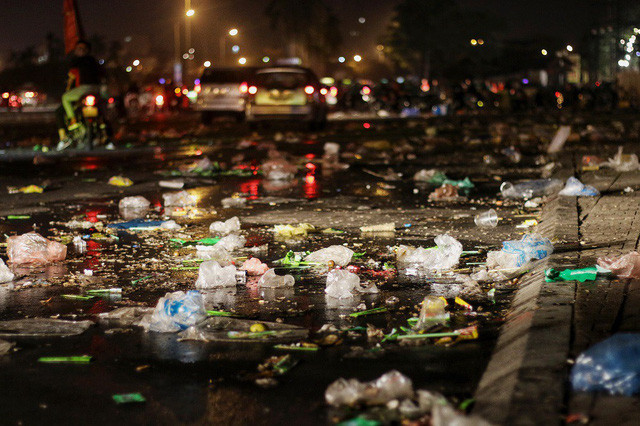 Tất cả cổ động viên đã về gần hết chỉ còn lại những đống rác vẫn ngổn ngang giữa đường.