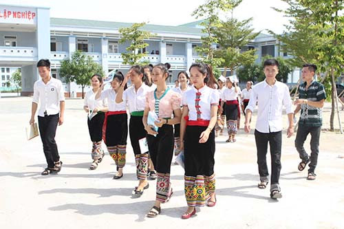 Các bạn học sinh lớp 12C1 đều là con em đồng bào dân tộc thiểu số.