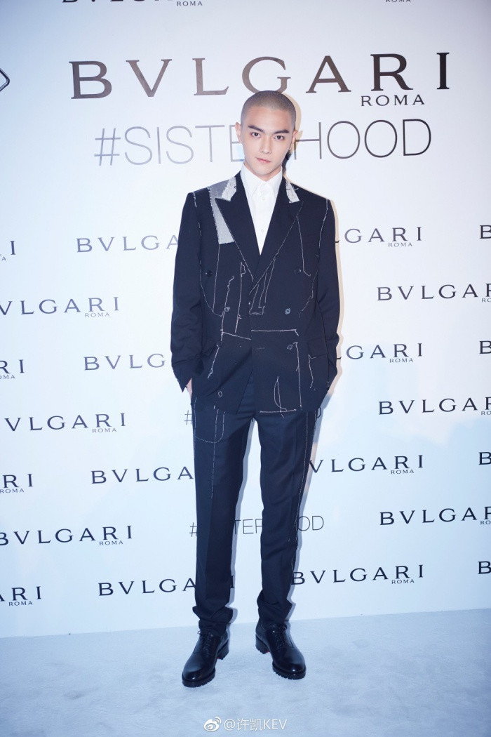 Dù cạo đầu vẫn đẹp trai ngời ngời