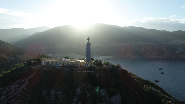 Vì nằm ở vị trí địa lý đặc biệt, nên hải đăng Đại Lãnh cũng là nơi có khí hậu khắc nghiệt nhất Việt Nam với số giờ nắng gắt và lượng mưa luôn ở mức cao nhất trển cả nước.