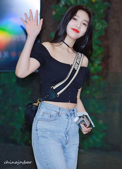 Joy (Red Velvet) vừa đáng yêu vừa thu hút khi diện áo croptop màu đen, cổ vuông, tay bồng. Item giúp tôn lên làn da trắng sáng và eo thon của Joy. Đây cũng là mẫu áo được nhiều sao Hàn yêu thích gần đây.