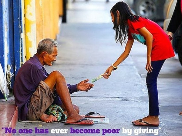 Không một ai trở nên nghèo khó bằng cách cho đi cả.