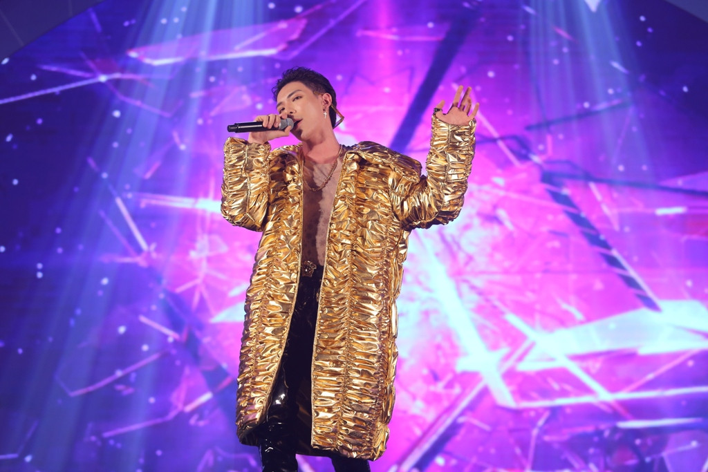 Erik trình diễn ca khúc Đừng có mơ