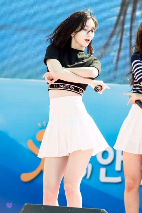 Từ khi mới debut, Binnie đã nổi tiếng là cô gái có vòng eo siêu nhỏ nhưng vòng hông lúc nào cũng tròn trịa.