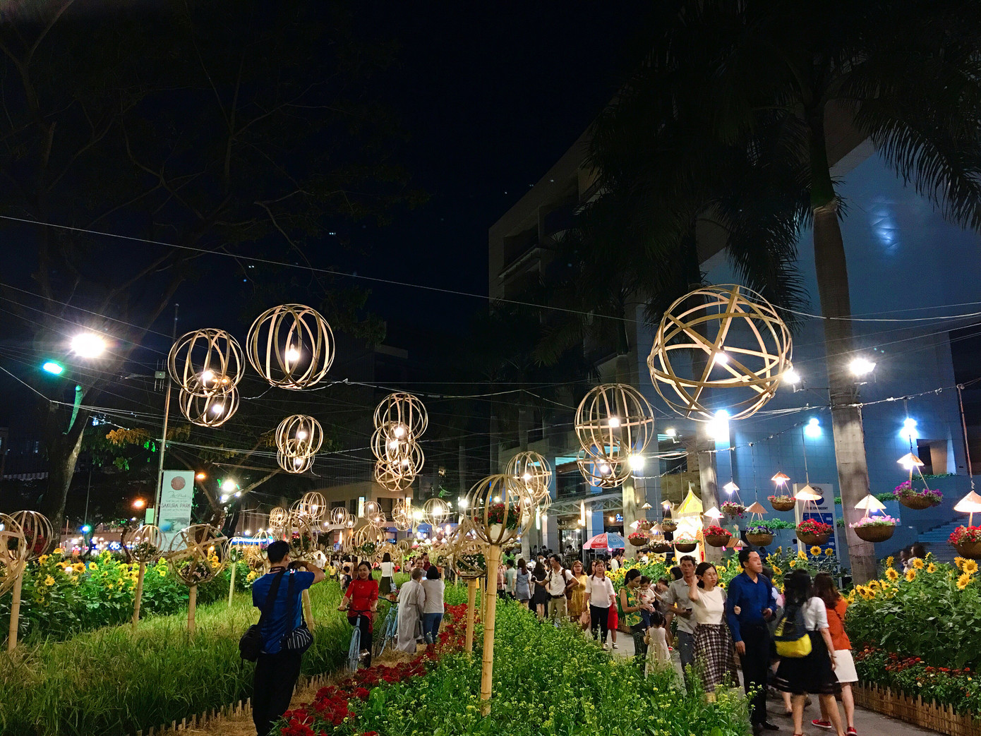 Đèn giăng khắp chốn