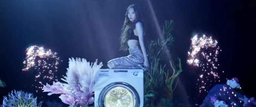 Nàng tiên cá ngồi trên... máy giặt.