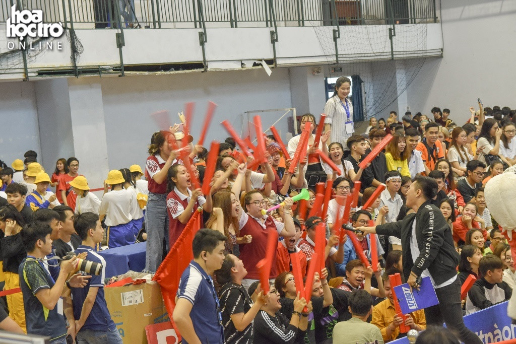 Ngay từ sớm, đông đảo sinh viên của các trường đại học đã có mặt rất đông và mang theo cờ, đồ cổ vũ tạo nên không khí náo nhiệt.