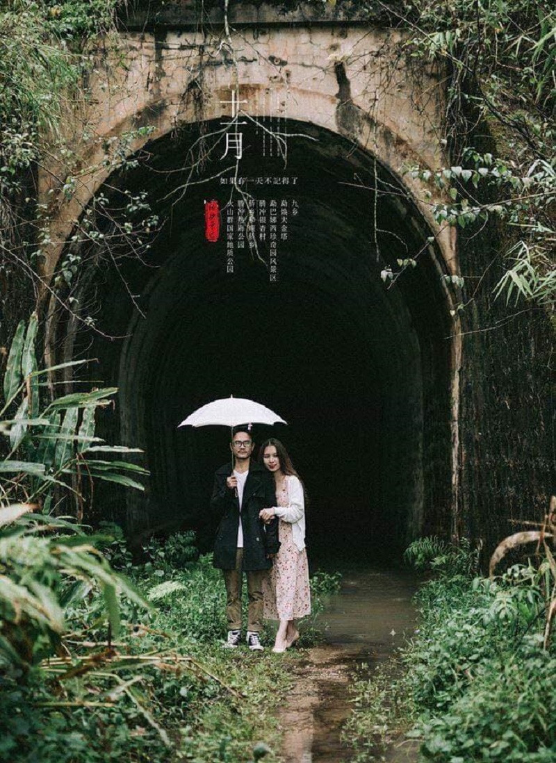 Đường hầm bị bỏ hoang từ lâu nên in hằn vết cũ kỹ với những thảm rêu lấm tấm trên tường.