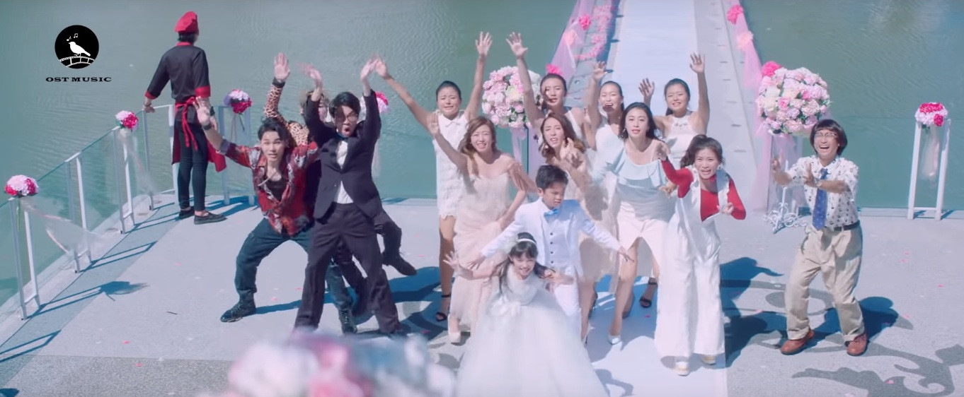 Trong khi các khách mời khác đều hào hứng muốn xí phần, chỉ một người giấu nước mắt vào trong.