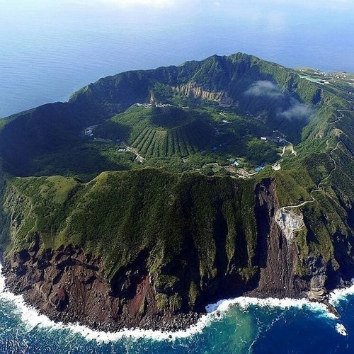 Hòn đảo núi lửa Aogashima ở Nhật Bản