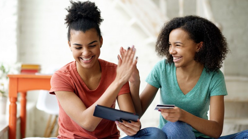 Làm gì khi nàng bạn thân âm thầm "rút ví" của bạn? ảnh 4