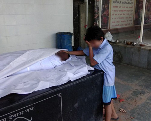 Cậu bé khóc bên linh cữu của cha đã gây xúc động với cư dân mạng.