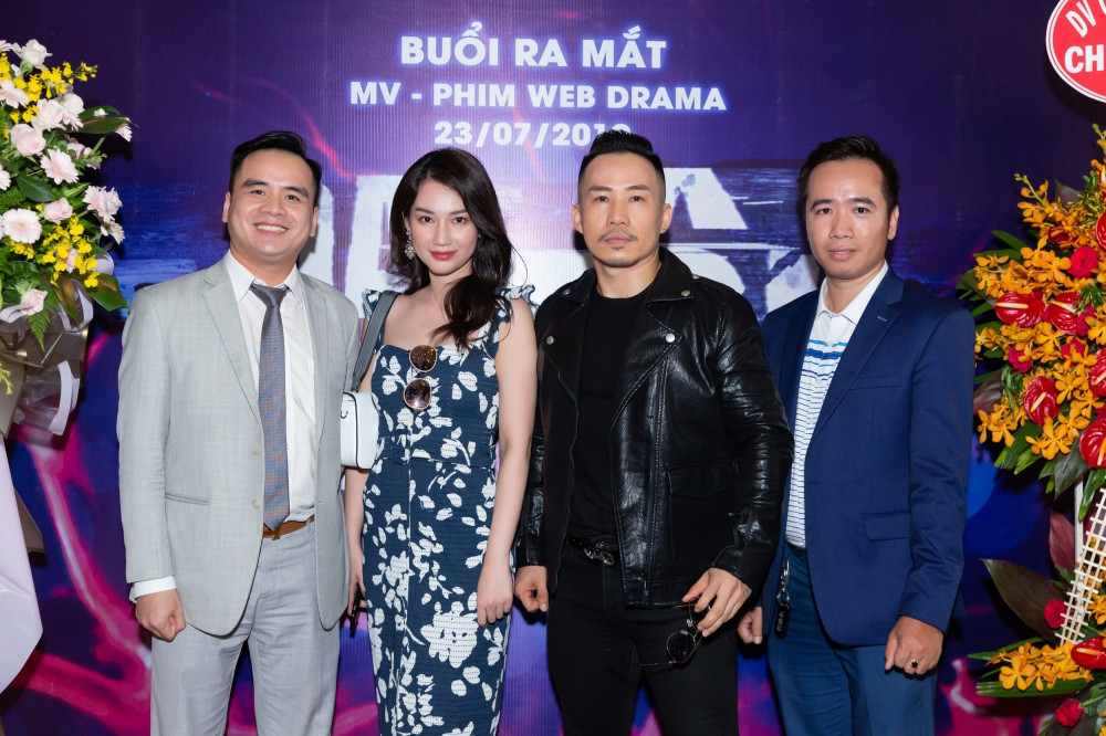MC Quỳnh Chi tới chúc mừng Huỳnh Nhật Đông (áo đen ở giữa). MC Quỳnh Chi tới chúc mừng Huỳnh Nhật Đông (áo đen ở giữa).