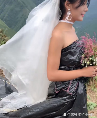 Bộ váy cưới cô dâu khoác lên người.