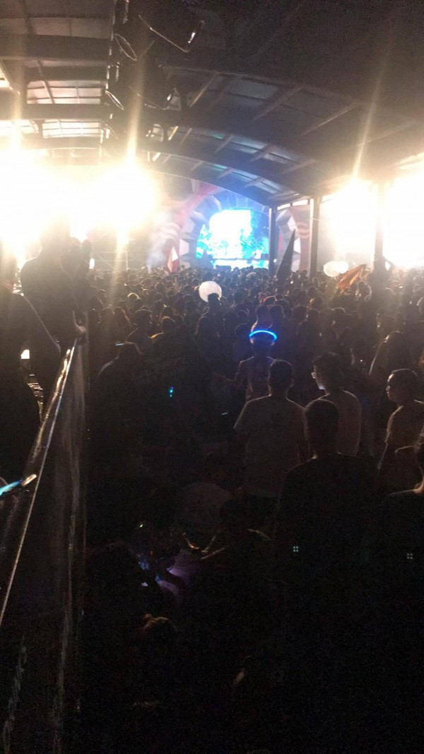 Đã có rất đông khán giả tham dự sự kiện này, hầu hết đều tập trung ở phía dưới mái che trước sân khấu. Ảnh: Internet.