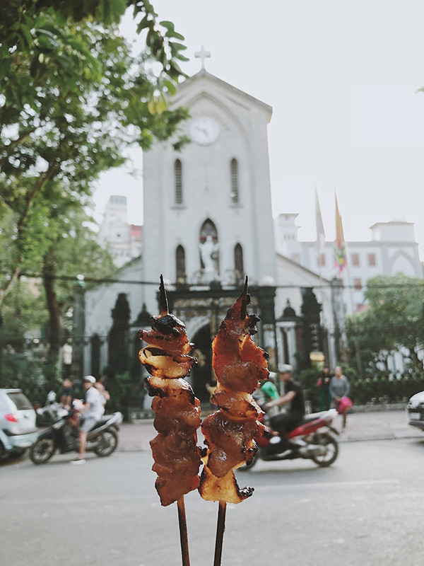 Thịt xiên nướng siêu rẻ nằm đối diện nhà thờ Hàm Long.